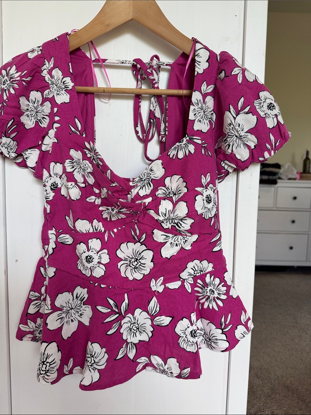 New with tags Women’s Floral Peplum Top - Fuchsia Pink